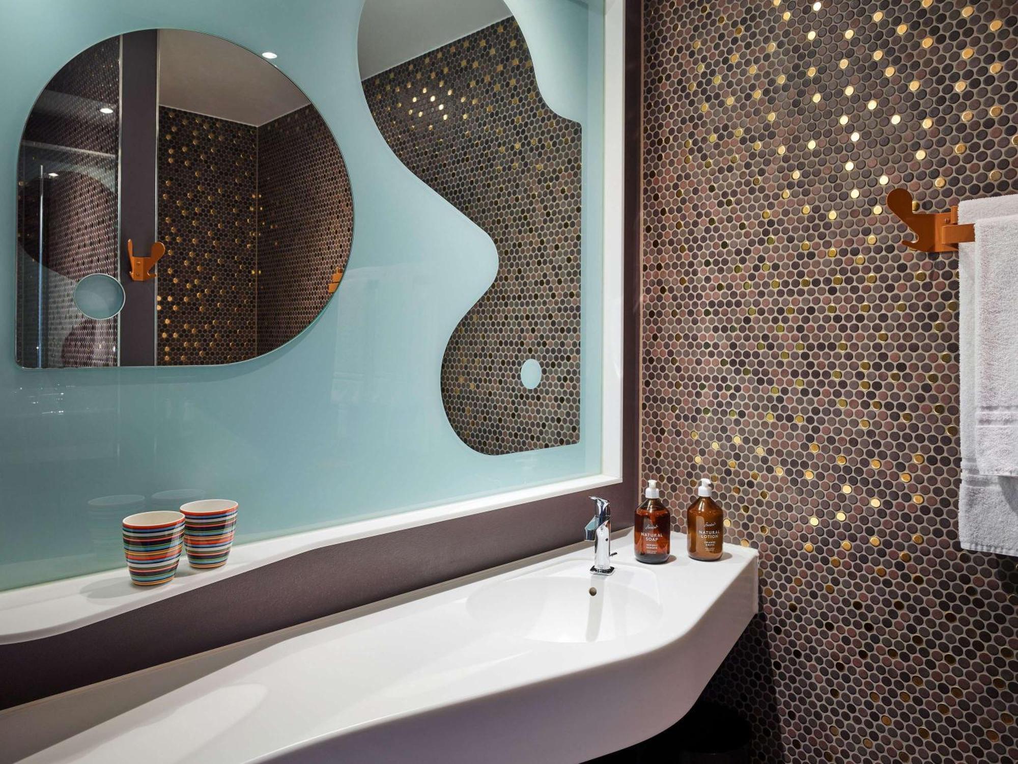 Otel 25hours West 4*