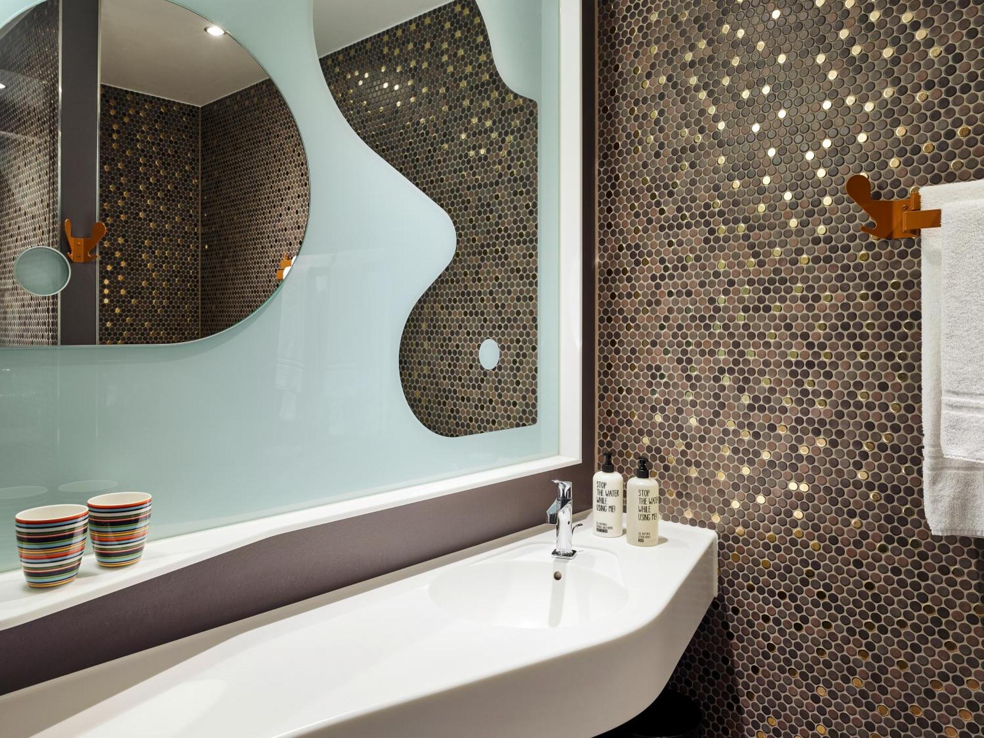 Otel 25hours West 4*